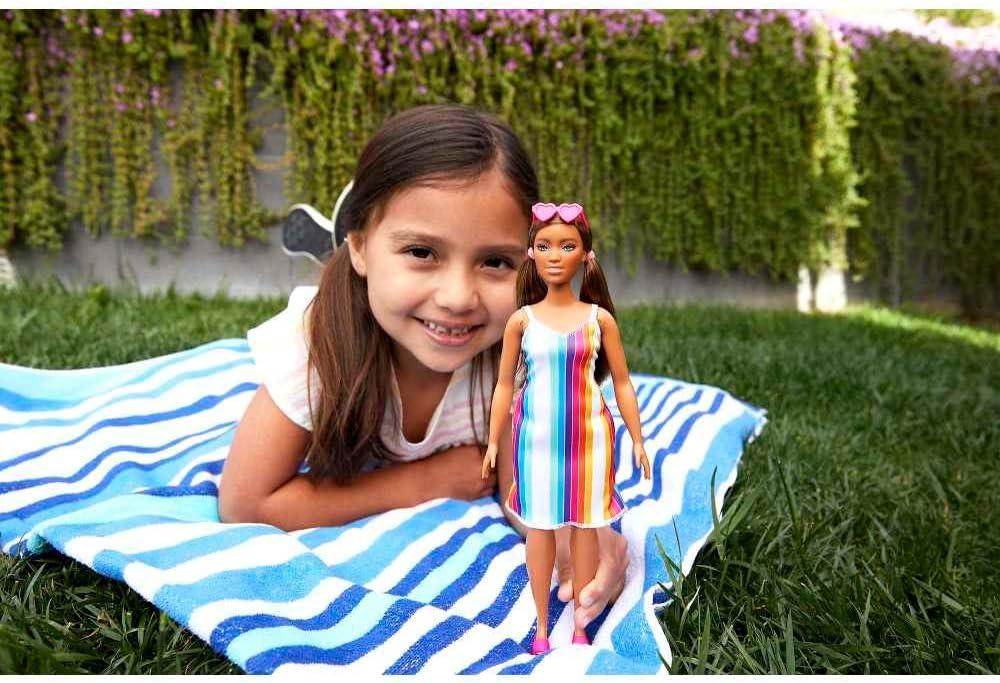 Mattel Barbie - Lutka v obleke z mavričnimi črtami (GRB38)