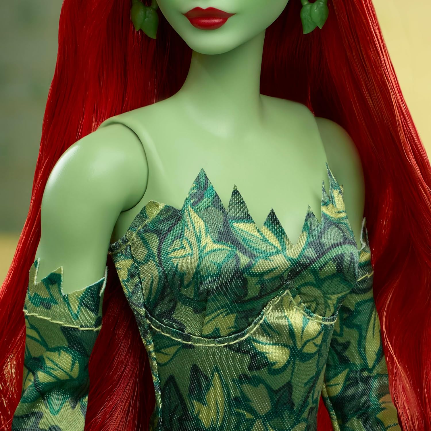 Mattel Barbie Signature DC: Batman 85 de ani - păpușa Poison Ivy (HRM51)
