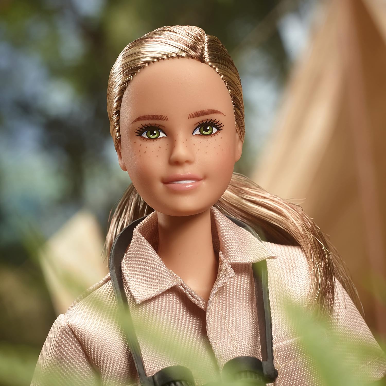 Mattel Barbie - Dr. Jane Goodall, etolog și conservator (HCB82)